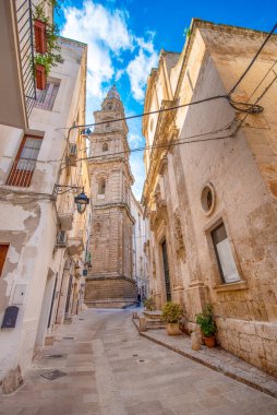 Katedral 'in çan kulesi Maria Santissima della Madia (Basilica Cattedrale Maria Santissima della Madia) ve İtalya' nın eski kasabası Monopoli, Puglia 'daki Suffrage' ın Kardeşlik Örgütü. Apulia