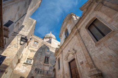 Monopoli, Puglia, İtalya - 01 Mart 2019: Peter ve Paul Apostles Kilisesi ve Şehitler (Parrocchia S. Apostoli Pietro e Paolo martiri chiesa) eski şehirde. Apulia Bölgesi