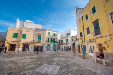Monopoli, Puglia, İtalya - 01 Mart 2019: Eski şehirde renkli evler manzaralı sokak ve sokak. Apulia Bölgesi