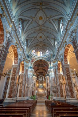Monopoli, Puglia, İtalya - 01 Mart 2019: Maria Santissima della Madia Katedrali 'nin içi (Basilica Cattedrale Madonna della Madia). Apulia Bölgesi