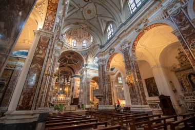 Monopoli, Puglia, İtalya - 01 Mart 2019: Maria Santissima della Madia Katedrali 'nin içi (Basilica Cattedrale Madonna della Madia). Apulia Bölgesi