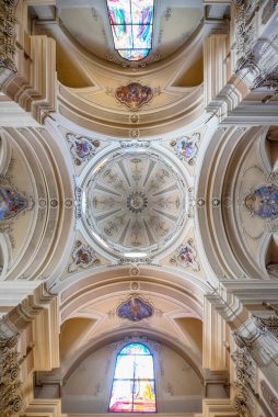 Ostuni, İtalya - 13.02.2020: Barok Kilisesi 'nin iç mimarisi Chiesa di San Francesco D' Assisi, Brindisi ilindeki bir Roma Katolik katedrali. )