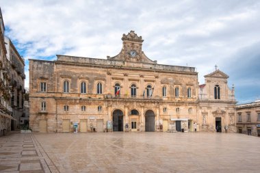 Ostuni, Puglia, İtalya - Ostuni, Apulia 'nın merkezinde belediye binası bulunan ana meydan. Piazza della Liberta ve Chiesa di San Francesco D 'Assisi Kilisesi, Roma Katolik katedrali. 15 Şubat 2020