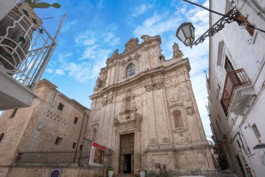 Ostuni, Puglia, Brindisi, İtalya - 15.02.2020: St. Vito Martyr Kilisesi (Chiesa di San Vito Martire). Apulian Rococo Katedrali. Museo di Civilt Preclassiche della Murgia Meridionale