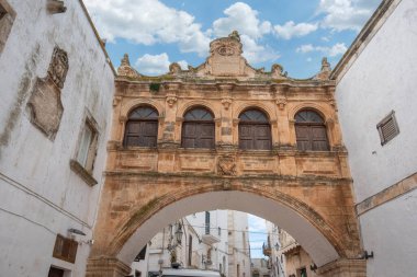 Ostuni, Puglia, İtalya - Ostuni 'li Arco Scoppa, La Citta Bianca (Beyaz Şehir) Apulia. Piskoposun sarayının Scoppa kemeri katedralin önünde. 15 Şubat 2020