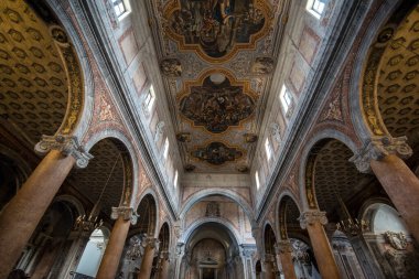 Ostuni, Puglia, İtalya - Apulia 'daki Roma Katolik katedralinin içi. İthaf, Meryem Ana 'nın (Concattedrale di Santa Maria Assunta) varsayımıdır. 15 Şubat 2020