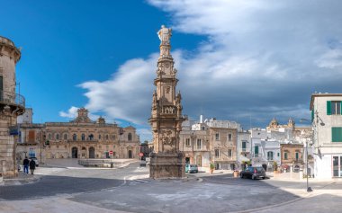 Ostuni, Puglia, İtalya - Obelisco Sant 'Oronzo obelisk (Colonna di Sant' Oronzo) Ostuni 'nin (Piazza della Liberta Meydanı) ana meydanında. Gün batımında Apulia 'da beyaz bir şehir. 15 Şubat 2020