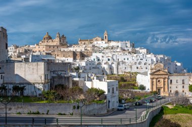 Ostuni, Puglia, Brindisi, İtalya Panoraması. Resimli eski kasaba ve Roma Katolik katedrali ve Carmine Kilisesi Konferansı. Tepedeki Apulia 'daki beyaz şehir..
