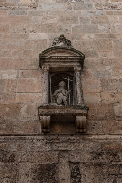 聖人の少年のバロック像 宗教的な建物の図の装飾 彫刻はオストゥーニで古く 高齢化しています イタリア プーリア州 Apulia — ストック写真