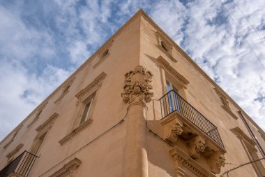 Lecce, Puglia, İtalya - 08 Mart 2019: Ortaçağ sokağı ve eski şehrin tarihi merkezi. Antik bir kapı ya da kapı, heykeller ve evlerin dış görünüşü. Apulia Bölgesi