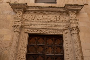 Lecce, Puglia, İtalya - 08 Mart 2019: Eski şehrin ortaçağ tarihi merkezi. Eski bir kapı ya da kapının görüntüsü ve ayrıntıları. Apulia Bölgesi