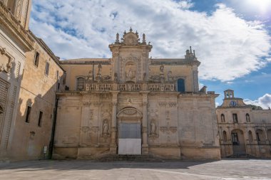 Piazza del Duomo Meydanı, Bakire Meryem Katedrali (Cielo 'da Santa Maria Assunta Bazilikası), Lecce' de Caritas Diocesana - Puglia, İtalya. Barok şehri Apulia 