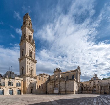 Piazza del Duomo Meydanı, Campanile Kulesi ve Bakire Meryem Katedrali (Cielo 'daki Basilica di Santa Maria Assunta), Lecce' deki Caritas Diocesana - Puglia, İtalya. Barok şehri Apulia 
