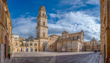 Piazza del Duomo Meydanı, Campanile Kulesi ve Bakire Meryem Katedrali (Cielo 'daki Basilica di Santa Maria Assunta), Lecce' deki Caritas Diocesana - Puglia, İtalya. Barok şehri Apulia 