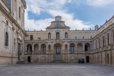 Piazza del Duomo Meydanı, Campanile Kulesi ve Bakire Meryem Katedrali (Cielo 'daki Basilica di Santa Maria Assunta), Lecce' deki Caritas Diocesana - Puglia, İtalya. Barok şehri Apulia 