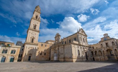 Piazza del Duomo Meydanı, Campanile Kulesi ve Bakire Meryem Katedrali (Cielo 'daki Basilica di Santa Maria Assunta), Lecce' deki Caritas Diocesana - Puglia, İtalya. Barok şehri Apulia 