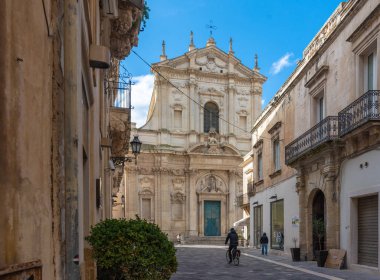 Eski kentin tarihi merkezinde Santa Irene Antik Barok Kilisesi 'nin cephesi. Apulia 'nın bir bölgesi. LECCE, Puglia, İtalya 