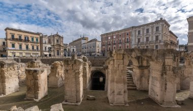 LECCE, Puglia, İtalya - 08 Mart 2019: Roma amfitiyatrosunun (Anfiteatro romano) panoramik manzarası, Santa Maria della Grazia Kilisesi, Sant 'Oronzo Meydanı (Piazza). Apulia