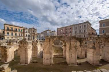 LECCE, Puglia, İtalya - 08 Mart 2019: Roma amfitiyatrosunun (Anfiteatro romano) panoramik manzarası, Santa Maria della Grazia Kilisesi, Sant 'Oronzo Meydanı (Piazza). Apulia