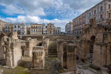 LECCE, Puglia, İtalya - 08 Mart 2019: Roma amfitiyatrosunun (Anfiteatro romano) panoramik manzarası, Santa Maria della Grazia Kilisesi, Sant 'Oronzo Meydanı (Piazza). Apulia