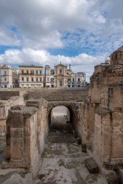 LECCE, Puglia, İtalya - 08 Mart 2019: Roma amfitiyatrosunun (Anfiteatro romano) panoramik manzarası, Santa Maria della Grazia Kilisesi, Sant 'Oronzo Meydanı (Piazza). Apulia