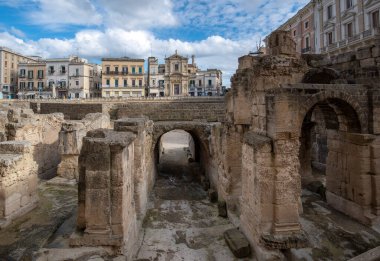 LECCE, Puglia, İtalya - 08 Mart 2019: Roma amfitiyatrosunun (Anfiteatro romano) panoramik manzarası, Santa Maria della Grazia Kilisesi, Sant 'Oronzo Meydanı (Piazza). Apulia
