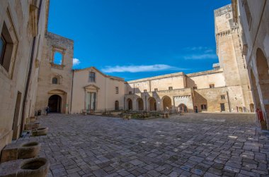 Lecce, Puglia, İtalya - 08 Mart 2019: Ortaçağ Lecce Şatosu (Castello Carlo V) avlusu. Apulia Bölgesi