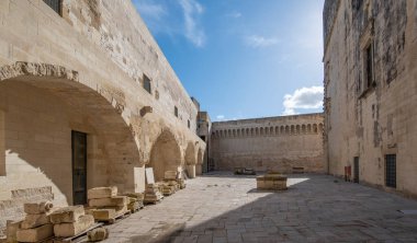 Lecce, Puglia, İtalya - 08 Mart 2019: Ortaçağ Lecce Şatosu (Castello Carlo V) avlusu. Apulia Bölgesi
