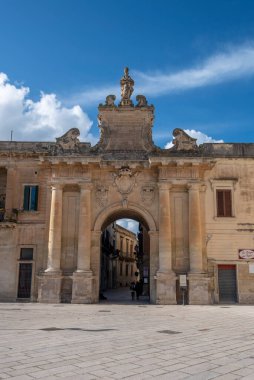 Lecce, Puglia, İtalya - 08 Mart 2020: Piazza di Italia Meydanı 'ndaki Porta San Biagio kapısı. Şehrin tarihi merkezine giren üç geçitten biri. Apulia Bölgesi
