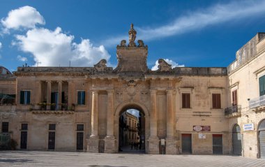 Lecce, Puglia, İtalya - 08 Mart 2020: Piazza di Italia Meydanı 'ndaki Porta San Biagio kapısı. Şehrin tarihi merkezine giren üç geçitten biri. Apulia Bölgesi