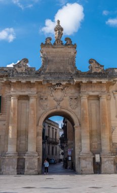 Lecce, Puglia, İtalya - 08 Mart 2020: Piazza di Italia Meydanı 'ndaki Porta San Biagio kapısı. Şehrin tarihi merkezine giren üç geçitten biri. Apulia Bölgesi