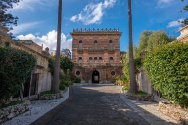 Lecce, Puglia, İtalya - 08 Mart 2019: Barok evi ve eski şehrin tarihi merkezi. Heykellerin ve evlerin dış görünüşü ve ayrıntıları. Apulia Bölgesi
