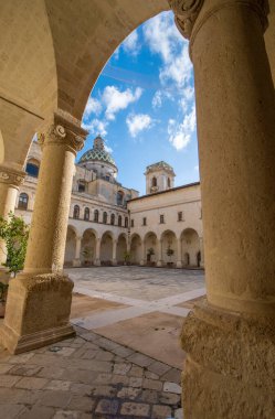 LECCE, Puglia, İtalya - 08 Mart 2019: Salento Üniversitesi 'nin iç avlusu (Universita del Salento) ve kilise başkanı Maria ss.del Carmine' ın kubbesine bakın. Apulia bölgesi