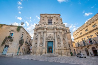 Lecce, Puglia, İtalya - 08 Mart 2019: Piazzetta Vittorio Emanuele II meydanındaki Katolik Saint Clare Kilisesi (Chiesa di Santa Chiara) cephesi. Apulia Bölgesi