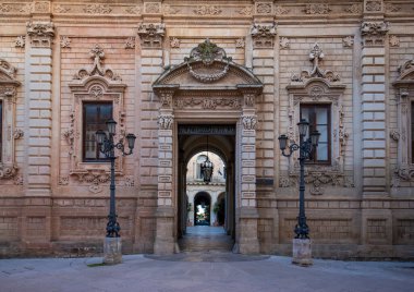 Palazzo della Provincia (İl Sarayı) - İtalya 'nın Puglia eyaletinin eski barok kenti Lecce' de bulunan Palazzo dei Celestini Sarayı (Celestines Sarayı). Apulia bölgesi