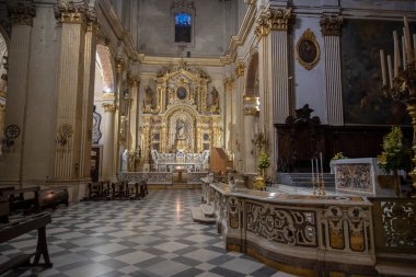 LECCE, Puglia, İtalya - 08 Mart 2019: Bakire Meryem Katedrali 'nin içi (Cielo' da Santa Maria Assunta Bazilikası). Piazza del Duomo Meydanı 'ndaki kilise. Barok şehri Apulia 