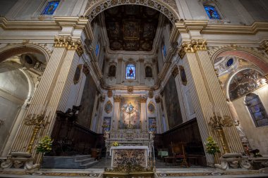 LECCE, Puglia, İtalya - 08 Mart 2019: Bakire Meryem Katedrali 'nin içi (Cielo' da Santa Maria Assunta Bazilikası). Piazza del Duomo Meydanı 'ndaki kilise. Barok şehri Apulia 