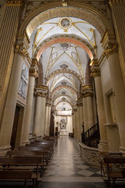 LECCE, Puglia, İtalya - 08 Mart 2019: Bakire Meryem Katedrali 'nin içi (Cielo' da Santa Maria Assunta Bazilikası). Piazza del Duomo Meydanı 'ndaki kilise. Barok şehri Apulia 