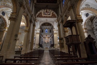 LECCE, Puglia, İtalya - 08 Mart 2019: Bakire Meryem Katedrali 'nin içi (Cielo' da Santa Maria Assunta Bazilikası). Piazza del Duomo Meydanı 'ndaki kilise. Barok şehri Apulia 