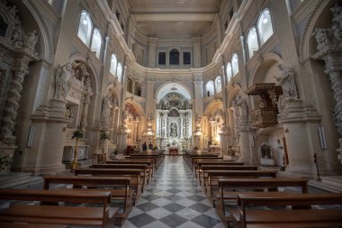 Lecce, Puglia, İtalya - 08 Mart 2019: San Matteo Katolik Kilisesi 'nin içi - Parrocchia chiesa (Saint Matthew). Apulia Bölgesi