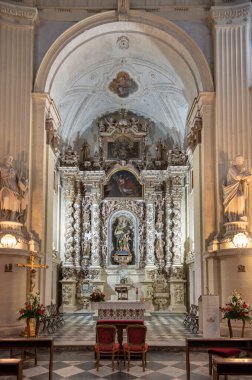 Lecce, Puglia, İtalya - 08 Mart 2019: San Matteo Katolik Kilisesi 'nin içi - Parrocchia chiesa (Saint Matthew). Apulia Bölgesi
