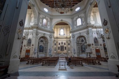 Lecce, Puglia, İtalya - 11 Mart 2019: Lecce 'de bulunan Apulia bölgesinde bulunan S.Giovanni Battista kilisesinin (Basilica di S. Giovanni Battista) içi.
