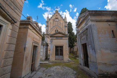 Lecce, Puglia, İtalya - 18 Mart 2019: Lecce 'deki Eski Roma mezarlık parkında (Cimitero Storico) barok tarzda eski mahzenler ve mezarlar