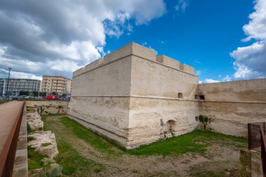 LECCE, Puglia, İtalya - 18 Mart 2019: Lecce Şehir Duvarları (Mura Urbiche di Lecce) - Türk baskınlarını durdurmak için Charles V tarafından savunma duvarları.