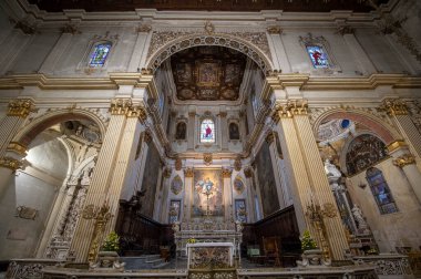 LECCE, Puglia, İtalya - 18 Mart 2019: Bakire Meryem Katedrali 'nin içi (Cielo' da Santa Maria Assunta Bazilikası). Piazza del Duomo Meydanı 'ndaki kilise. Barok şehri Apulia 