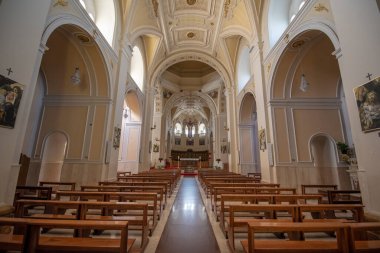Alberobello, Puglia, İtalya - 8 Mart 2019: Saints Cosmas and Damian (Parrocchia Santuario Basilica S.S. Cosma E Damiano) katedralinin içi ve şapeli. Trulli kasabasındaki kilise.