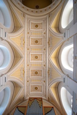 Alberobello, Puglia, İtalya - 8 Mart 2019: Saints Cosmas and Damian (Parrocchia Santuario Basilica S.S. Cosma E Damiano) katedralinin içi ve şapeli. Trulli kasabasındaki kilise.