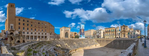 Lecce プーリア州 イタリア 3月08 2019 ローマの円形劇場のパノラマビュー Anfitatero Romano 旧市街のサントロンゾ広場 にサンタ — ストック写真