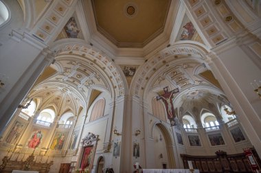 Alberobello, Puglia, İtalya - 8 Mart 2019: Saints Cosmas and Damian (Parrocchia Santuario Basilica S.S. Cosma E Damiano) katedralinin içi ve şapeli. Trulli kasabasındaki kilise.