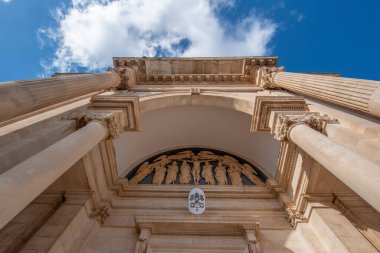 Aziz Cosmas ve Damian Katedral Bazilikası (Parrocchia Santuario Basilica S.S. Cosma E Damiano). Alberobello 'daki kilise, Puglia, İtalya. Trulli eviyle ünlüdür. Apulia Bölgesi
